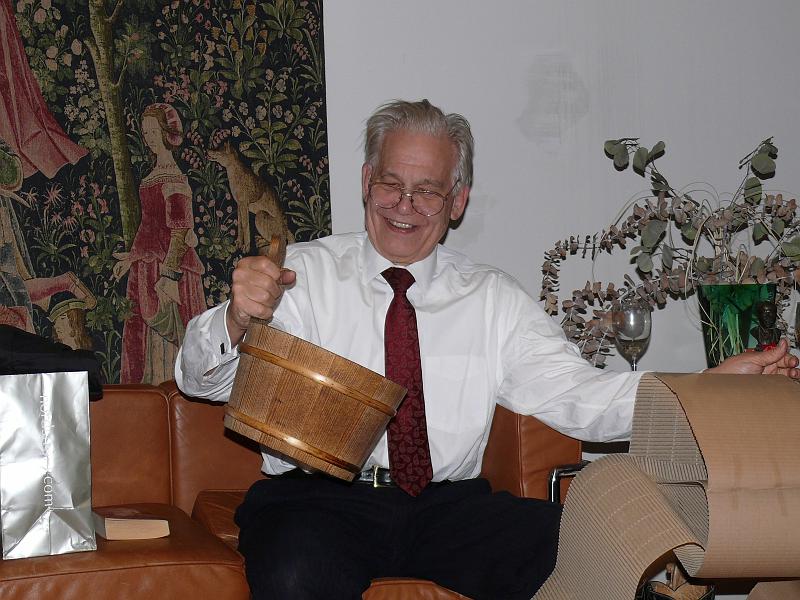 P1190629.JPG - Now Win has a bucket to kick!  Fo those who don't knoe it is a sauna water bucket from Pasi.
