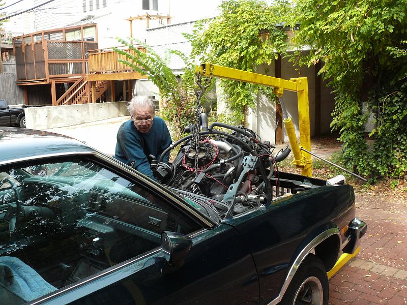 P1170798.JPG - It doesn't look like a panic but it is.  The hydraulic cylinder in the hoist started to leak dropping the engine on the wrong place!!!