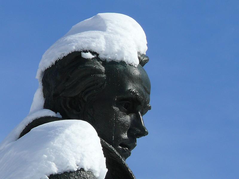 P1160141.JPG - Taras Shevchenko against the bluest sky we've seen in months.