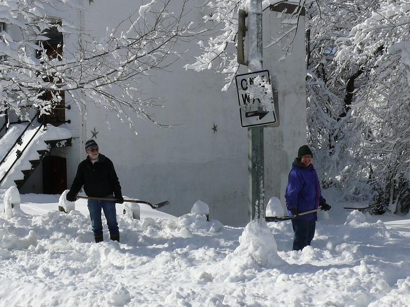 P1160159.JPG - Peg and Gary dig out the National Park at 22nd and "O"