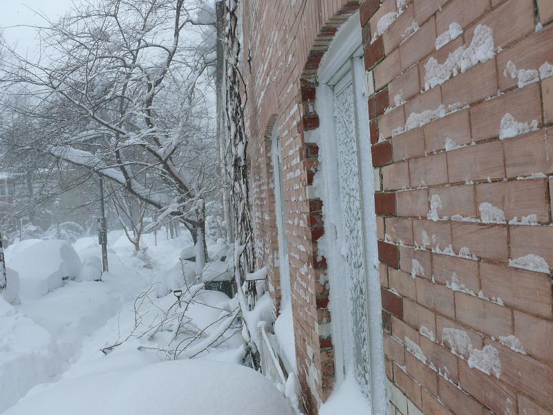 P1160191.JPG - Driven snow is sticking to vertical serfaces.